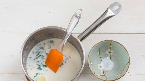 1. Этап. Гратен (картофель): Сделайте соус. В сотейник влейте молоко, добавьте лавровый лист, мускатный орех, мелко нарубленную петрушку, лук-порей, тимьян и 1/3 чеснока. Доведите соус до кипения. А потом оставьте его на 10 минут остывать.