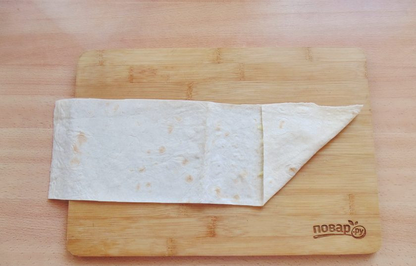 1. Этап. Ленивые пирожки с яблоками: Накройте яблоки с сахаром углом лаваша.