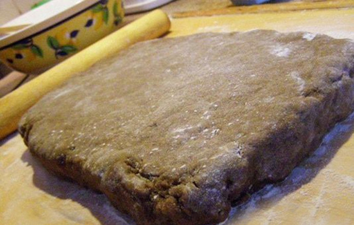 1. Этап. Коврижка 80-х годов: Сформируйте тесто в прямоугольный пласт до толщины 1-1,5 см.