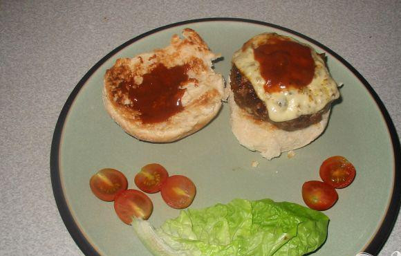 1. Этап. Домашние бургеры: 2. Смешать кетчуп и горчицу, и положить сверху на каждую котлету по ложке смеси кетчупа и горчицы. Сверху положить лист салата и положить это все в разрезанную булочку. Сразу же подать на стол.