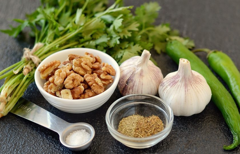 1. Этап. Зеленая аджика по-абхазски: Подготовьте все ингредиенты.