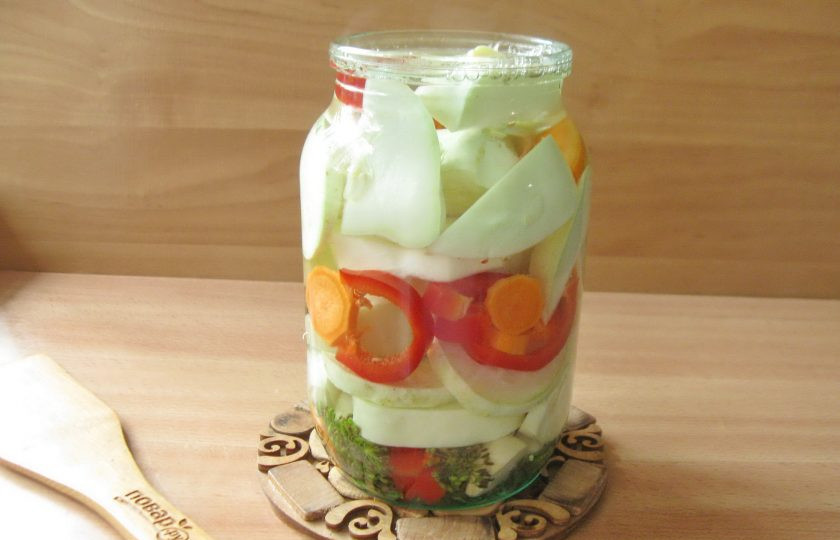 1. Этап. Патиссоны на литровую банку на зиму: Залейте патиссоны кипятком, накройте крышкой и дайте постоять 20 минут. Слейте воду в кастрюлю, вскипятите и вновь залейте патиссоны. Снова дайте постоять 20 минут, слейте воду в кастрюлю и вскипятите.