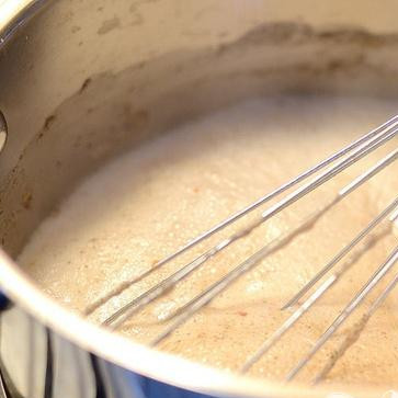 1. Этап. Сливочный крем с чаем: 1. Разогреть духовку до 160 градусов. В кастрюле смешать 1 1/2 чашки сливок, молоко, чайный концентрат, имбирь, корицу, кардамон, гвоздику и красный перец хлопьями. Довести до кипения и варить на медленном огне 5 минут. Снять с огня, накрыть крышкой и дать чаю настояться в течение 15 минут.