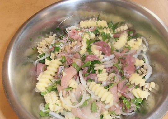 1. Этап. Кубете (пирог с мясом и картофелем): 6. Соедините все в глубокой мисочке и перемешайте, посолив и поперчив по вкусу.