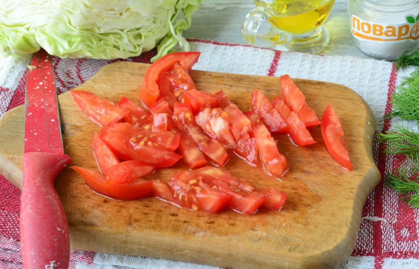 1. Этап. Салат с капустой, ветчиной и сухариками: Нарежьте помидоры полосками.