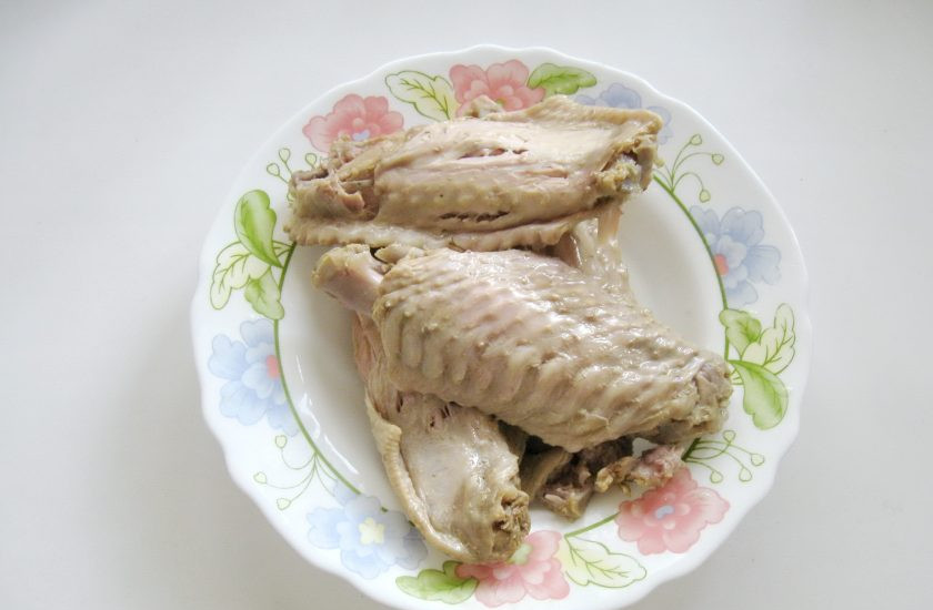 1. Этап. Заливное из индейки: Из готового бульона достаньте вареное мясо.