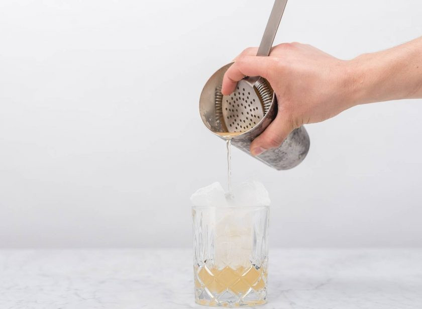 1. Этап. Коктейль Нью-Йорк: Все встряхните. В стакан выложите лёд. Влейте в него смесь.