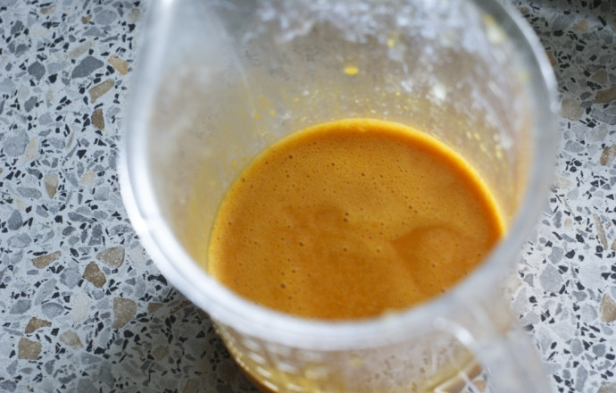 1. Этап. Облепиховый крем: 1. Ягоды облепихи хорошо промываю в горячей воде, а затем измельчаю до консистенции пюре с помощью погружного блендера. Лимон мою, отрезаю половинку, выдавливаю сок половины в ягодное пюре.