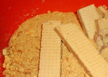 1. Этап. Картошка из печенья: То же самое сделайте и с вафлями. Лучше использовать классический 