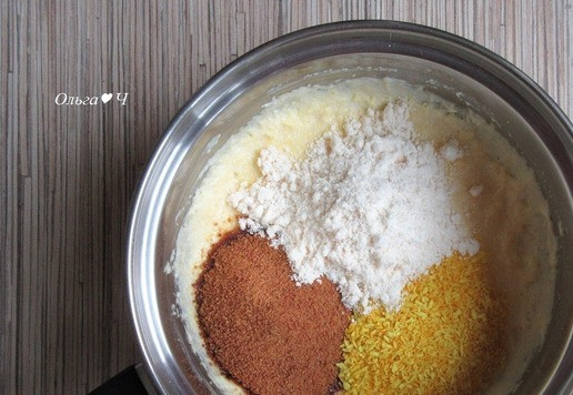 1. Этап. Кокосовые конфеты из поленты: Снимите с огня, добавьте кокосовый сахар, 1 ст. л. кокосовой стружки (у меня с куркумой) и кокосовую муку. ***В зависимости от густоты сваренной каши, кокосовой муки может понадобиться чуть больше.