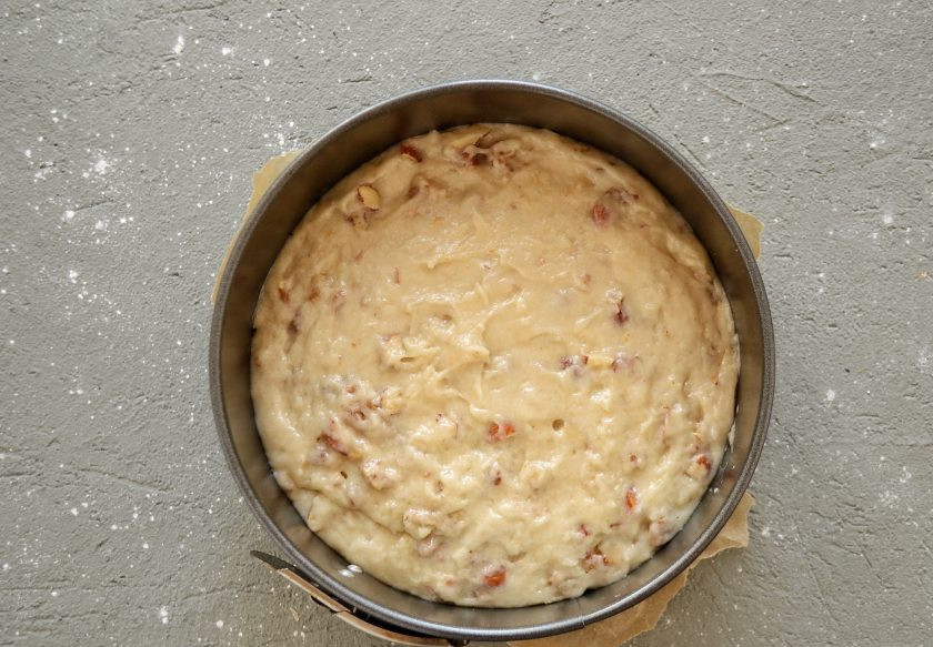 1. Этап. Постный кекс с орехами: Переложите тесто в форму для запекания. Выпекайте 40-50 минут при температуре 180 градусов. Готовность проверяйте зубочисткой.