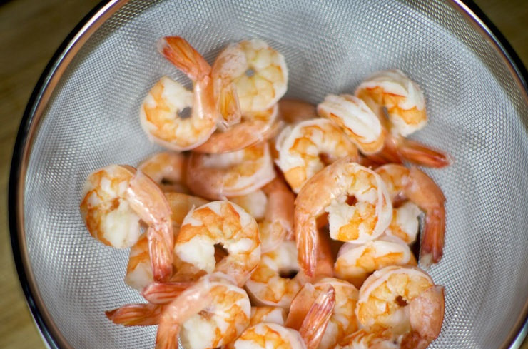 1. Этап. Салат Лагуна: 3. Варить креветки после закипания около 5 минут, затем снять с огня, но оставить в воде еще на 10 минут. После можно откинуть креветки на дуршлаг.