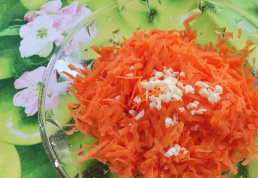 1. Этап. Салат Март: Измельчить зубчики чеснока.