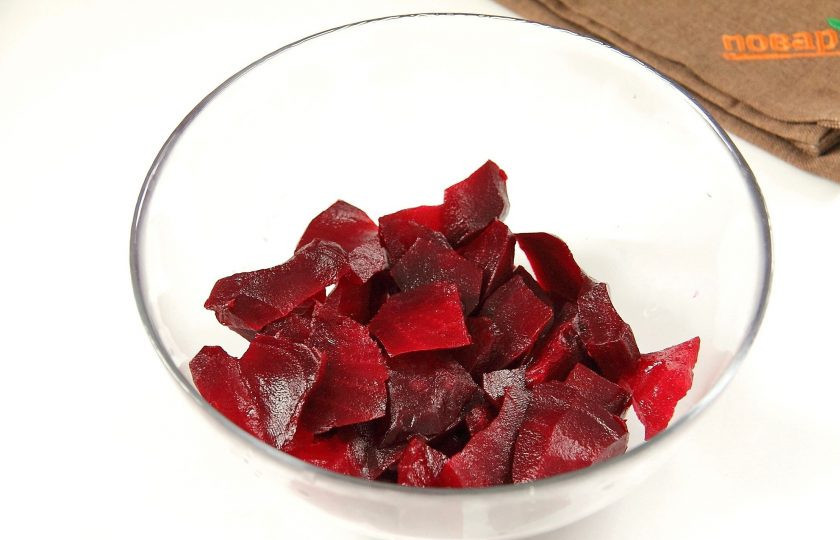 1. Этап. Закуска Поросята: Свеклу очистите, нарежьте небольшими кусочками и сложите в глубокую миску.