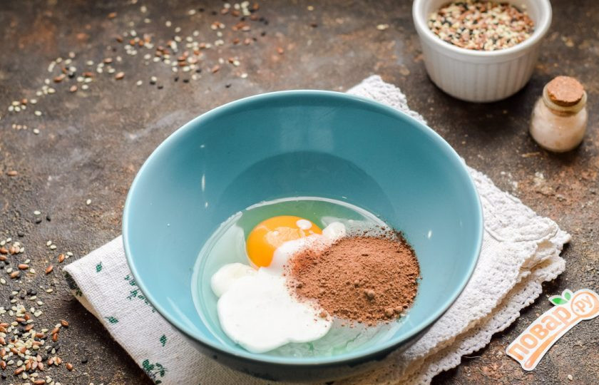 1. Этап. Кексы в микроволновке по Дюкану: Добавьте следом кефир, какао, подсластитель по вкусу.