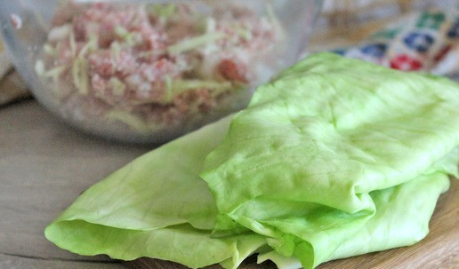 1. Этап. Голубцы «Необычные»: Приготовить листья капусты для голубцов. ! Я кладу листья капусты/капусту в микроволновку, включаю 900 Вт, время 5 минут, может больше, это зависит от капусты. Листья размягчаются, удаляю крупные прожилки.