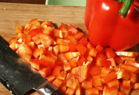 1. Этап. Лазанья с мясом и овощами: Перец порежьте кубиками.