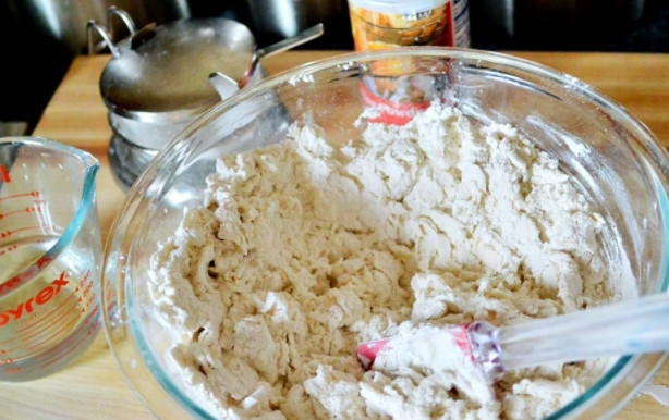 1. Этап. Тесто для пиццы быстро: Просейте в миску муку и добавьте все сухие ингредиенты. Хорошо перемешайте.