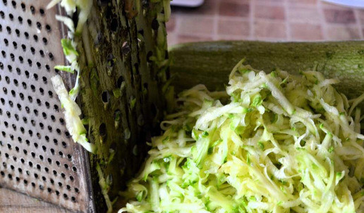 1. Этап. Салат с куриной грудкой: Кабачки натереть на тёрке.