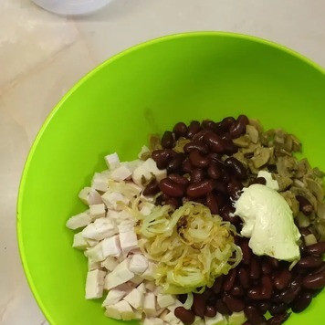 1. Этап. Салат с фасолью, грибами и курицей: Все игредиенты выложить в глубокую миску, добавить майонез, досолить по вкусу и перемешать.