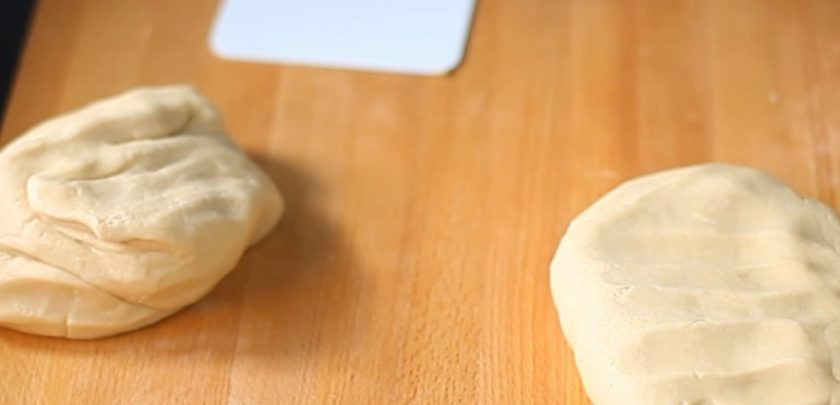 1. Этап. Праздничное печенье: 2. Разделите тесто на две части, к одной добавьте краситель и хорошо вымесите. Заверните тесто в пакет и отправьте в холодильник на 1 час. Каждый кусок теста разделите еще на две части.