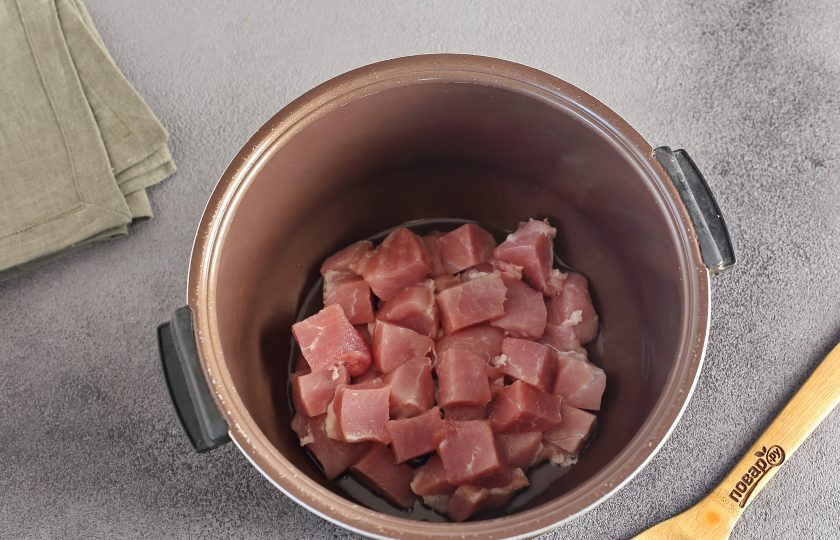 1. Этап. Свинина со сливками в мультиварке: Установите на мультиварке режим 