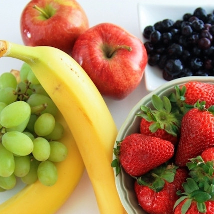 1. Этап. Фруктовый салат с медовым сиропом: Сперва подготовим все необходимые ингредиенты, то есть - помоем все фрукты.