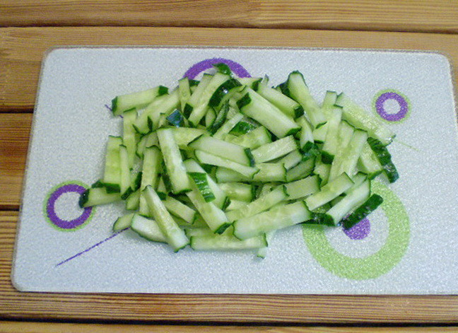 1. Этап. Салат Весенний из капусты: 4. Огурец нарезать соломкой.