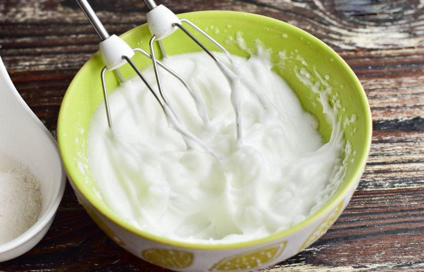 1. Этап. Медовое суфле: Миксером взбейте белки в крепкую и пышную массу.