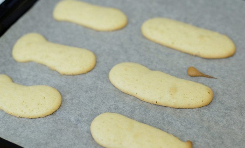 1. Этап. Палочки Савоярди: 4. Отправьте противень в разогретый до 180 градусов духовой шкаф на 8-10 минут.