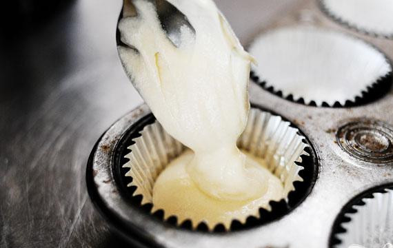 1. Этап. Ванильные кексики: 4. Выложить тесто в приготовленные вкладыши для кексов. Запекать кексики в течение 17 - 20 минут. Убрать кексы из духовки, извлечь их из формы и дать полностью остыть.