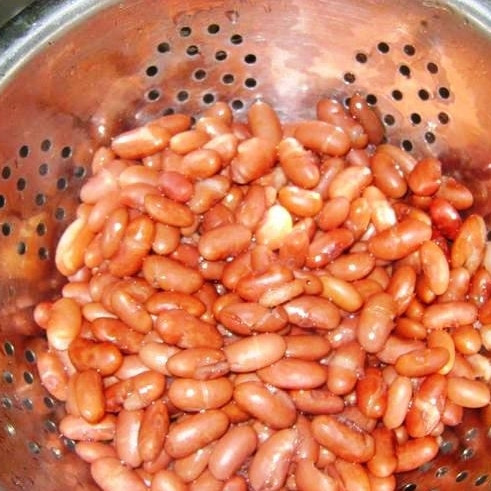 1. Этап. Салат с копченой колбасой: Отваренную до готовности фасоль откидываем на дуршлаг, остужаем.