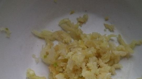 1. Этап. Капуста Чим чи: Займитесь приправой. Чеснок почистите, и пропустите его через мясорубку. Добавьте к нему сахар и перец, а также корейскую приправу.