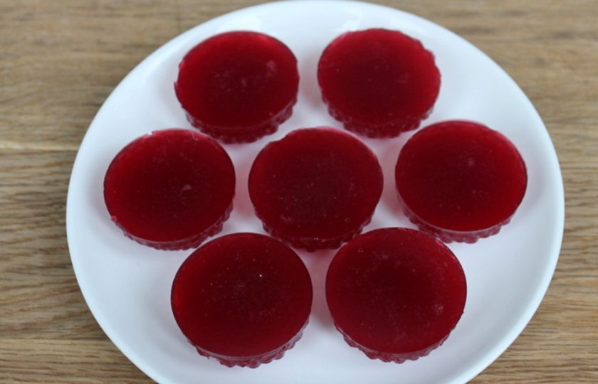 1. Этап. Малиновый мармелад: Готовый мармелад вынимаем из формочек. Половину мармеладок ставим на плоскую тарелку дном вверх.