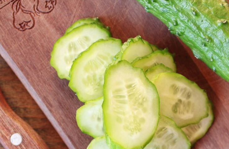 1. Этап. Быстрый легкий салат: Огурцы вымойте и обсушите. Отрежьте с обеих сторон кончики и нарежьте плоды тонкими ломтиками. Если огурцы молодые, то кожицу с них снимать не нужно.