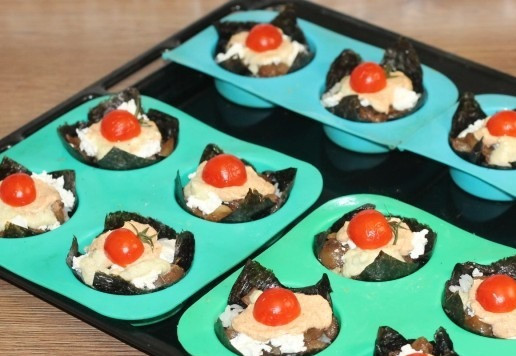 1. Этап. А-ля роллы с рыбой, сыром и авокадо: 19. На сыр выкладываем соус для запекания. Можно украсить помидоркой черри. Запекаем а-ля роллы в разогретой до 180 С духовке до готовности рыбы, минут 20. А-ля роллы готовы! Подаем их в теплом или охлажденном виде с соусом. Приятного аппетита! --- Совет. Советую взять - рис для роллов или рис полутвердых сортов. После варки и выпекания, рис должен сохранить форму и не развариваться. Варите его вначале до состояния аль денте, а в духовке, рис дойдет. Рыбка у меня простых сортов. На праздник или для званого обеда, я советую приготовить из красной рыбы: это лосось, можно семгу, форель или любую другую рыбу по вашему вкусу.