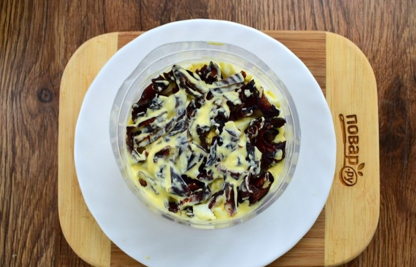 1. Этап. Крабовый салат с черносливом: 3-й — чернослив, майонез.