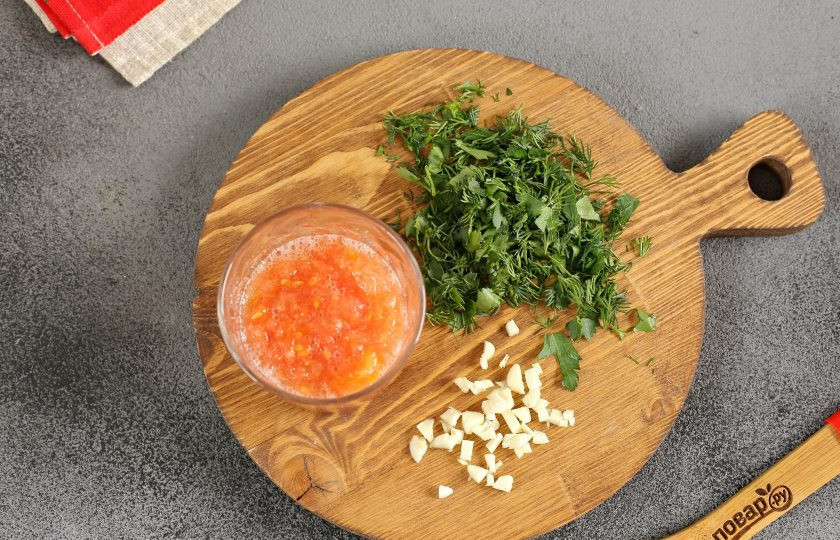 1. Этап. Рисовый диетический суп: За пару минут до готовности добавьте рубленую зелень, измельченный чеснок и мякоть томатов. Я просто разрезаю помидор пополам и тру на терке (шкурку убираем).