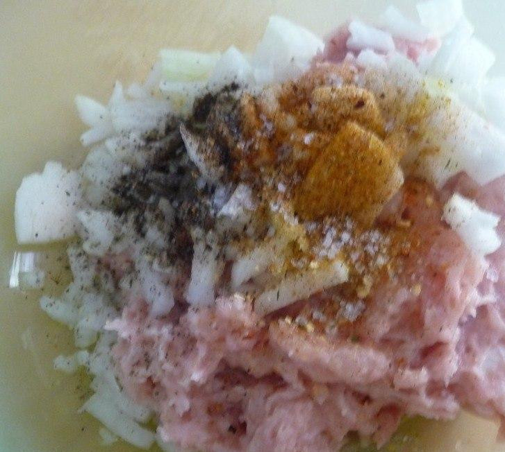 1. Этап. Клубочки ниток: Замешиваем начинку! Добавляем фарш, мелко нарезанный лук, солим, перчим и хорошенько перемешиваем.