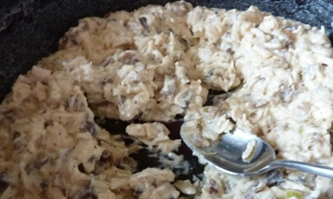 1. Этап. Жульен в тарталетках с грибами и сыром: Лук мелко нарезаем. Грибы промываем и режем тонкими ломтиками. На растительном масле обжариваем лук с грибочками до полного испарения жидкости. Затем влейте сливки и добавьте муку, перемешайте. Готовьте до загустения жульена.