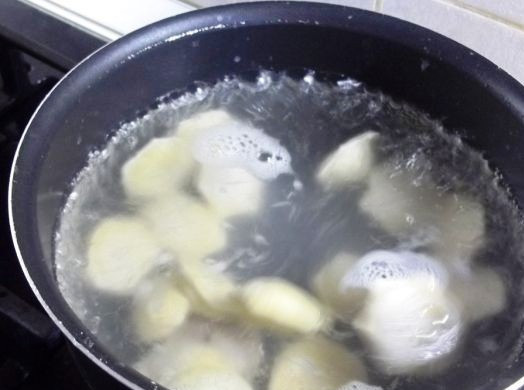 1. Этап. Пельмени, запеченные с грибами: Отварите пельмени в кипящей воде в течение 5 минут.