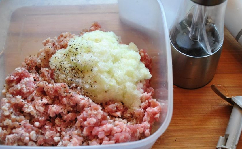 1. Этап. Запеченный картофель с фрикадельками: Затем перемешайте кашицу с фаршем, солью и перцем.