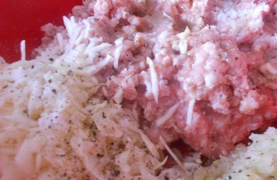 1. Этап. Пельмени во фритюре: Капусту помойте и мелко нашинкуйте. Лук почистите и измельчите. Смешайте данные овощи с фаршем, соевым соусом, специями, перцем и бульоном.