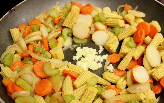 1. Этап. Куриное филе с овощами: 9. В последнюю очередь обжарьте до золотистого цвета лук. Добавьте на сковороду морковь с сельдереем, пропущенный через пресс чеснок и беби кукурузу (в данном случае добавлена также горсть водяного ореха).