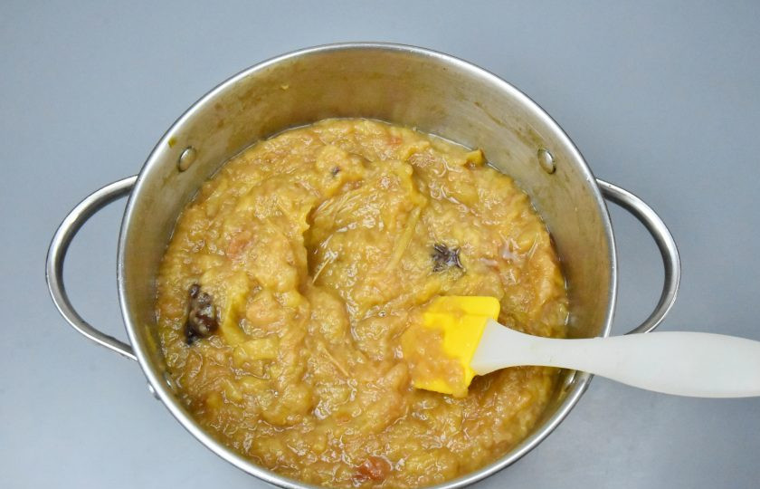 1. Этап. Яблочное масло со специями: Варите яблочную массу до выпаривания лишней влаги, периодически перемешивая, чтобы избежать пригорания.