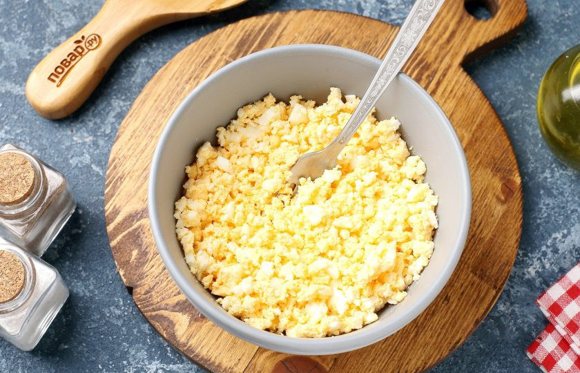 1. Этап. Конвертики из лаваша с варёными яйцами и сметаной: Варёные яйца очистите, переложите в глубокую миску и разомните вилкой.