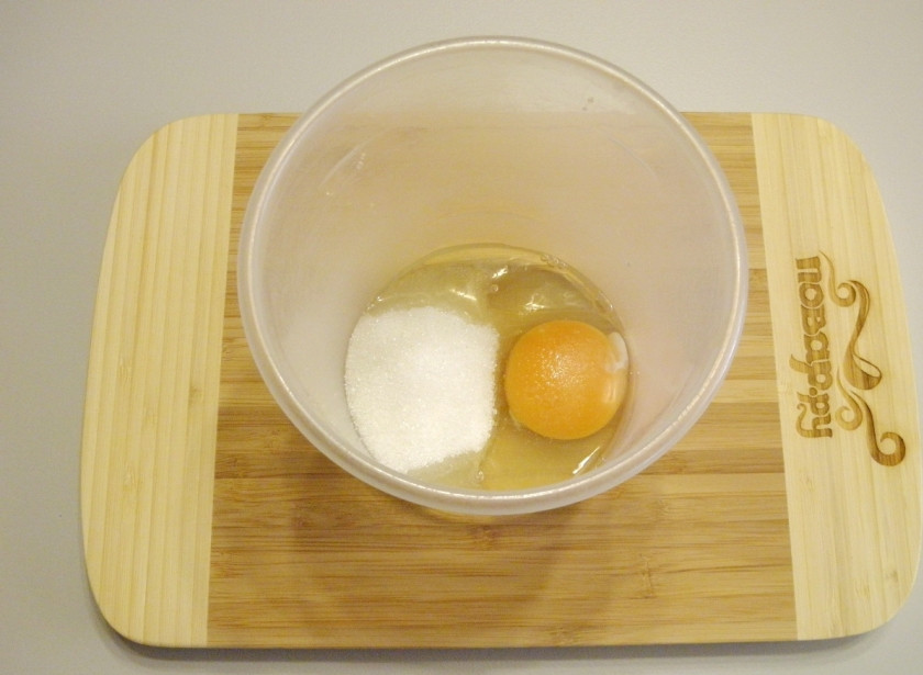 1. Этап. Панкейки на кислом молоке: Соедините яйца с сахаром, миксером взбейте массу на максимальных оборотах до посветления.