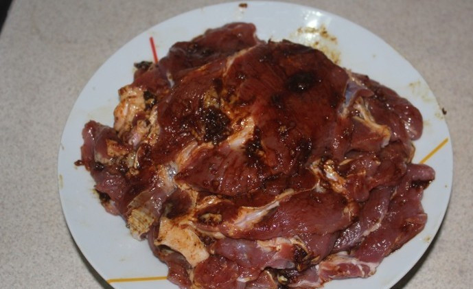 1. Этап. Свинина в соевом соусе: Далее мы окунаем каждый кусочек в приготовленный маринад, выкладываем их на тарелку и накрываем другой тарелкой, оставляем на часик мариноваться.