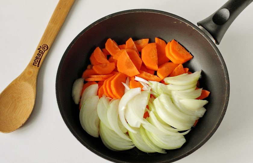 1. Этап. Кролик в соевом соусе в духовке: Нарежьте крупно лук и морковь.