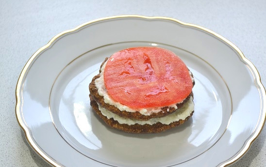 1. Этап. Закуска из печени: 13. Помидор вымойте, обсушите и нарежьте тонкими кружочками. Выложите один ломтик сверху и закуска из печени готова.